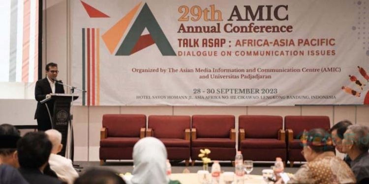Wakil Menteri Komunikasi dan Informatika Nezar Patria dalam acara 29th AMIC Annual Conference Talk ASAP: Africa-Asia Conference di Bandung, Jawa Barat, Kamis (28/9/2023) (ANTARA/HO-Kemenkominfo)