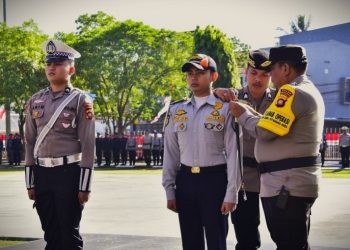 Kapolda Gorontalo Irjen Pol Angesta Romano Yoyol saat menyematkan pin kepada personel Operasi Kepolisian Zebra Otanaha 2023, Senin (4/9/2023). (F. Nova humasprov)