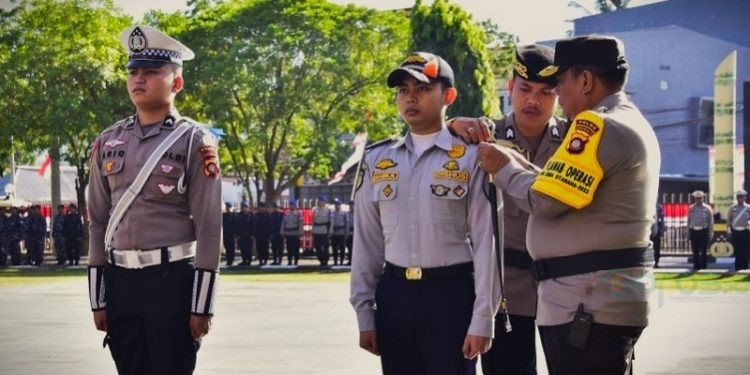 Kapolda Gorontalo Irjen Pol Angesta Romano Yoyol saat menyematkan pin kepada personel Operasi Kepolisian Zebra Otanaha 2023, Senin (4/9/2023). (F. Nova humasprov)