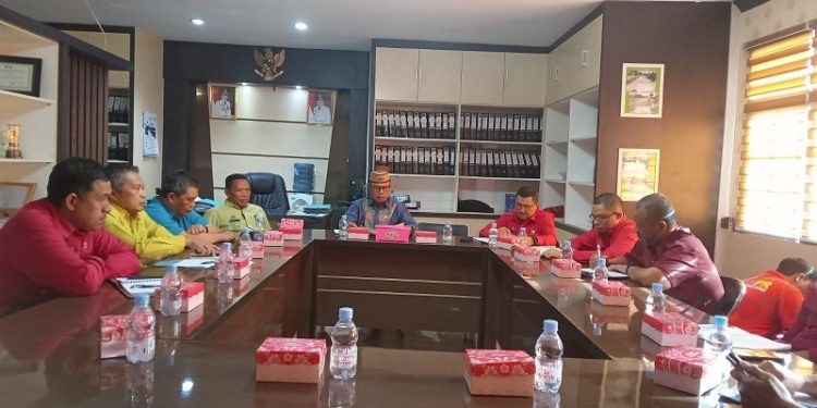 Sekretaris Daerah Kabupaten Rony Sampir saat memimpin rapat untuk pemanfaatan dana PEN, Jumat (15/9/2023).