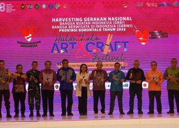 Wakil Ketua DPR RI, Rachmat Gobel, bersama Pj Gubernur Gorontalo, Ismail Pakaya, Kepala Perwakilan BI Gorontalo, Dian Nugraha, serta pejabat Forkompimda Provinsi Gorontalo memukul polopalo menandai dimulainya Hulonthalo Art and Craft Festival 2023, Jumat (15/9/2023). (Dok. BI Gorontalo)