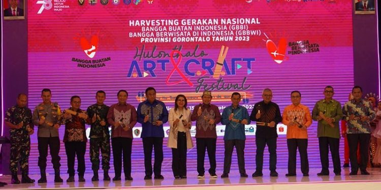 Wakil Ketua DPR RI, Rachmat Gobel, bersama Pj Gubernur Gorontalo, Ismail Pakaya, Kepala Perwakilan BI Gorontalo, Dian Nugraha, serta pejabat Forkompimda Provinsi Gorontalo memukul polopalo menandai dimulainya Hulonthalo Art and Craft Festival 2023, Jumat (15/9/2023). (Dok. BI Gorontalo)