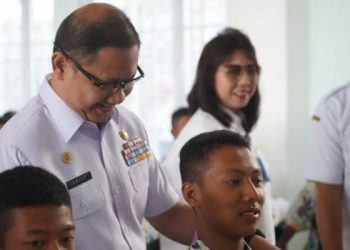 Kepala Dinas Pendidikan Jatim Aries Agung Paewai saat memotivasi siswa SMAN 5 Taruna Brawijaya. (ANTARA/HO-Dinas Pendidikan Jatim)
