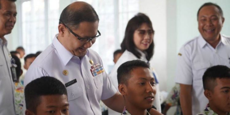 Kepala Dinas Pendidikan Jatim Aries Agung Paewai saat memotivasi siswa SMAN 5 Taruna Brawijaya. (ANTARA/HO-Dinas Pendidikan Jatim)