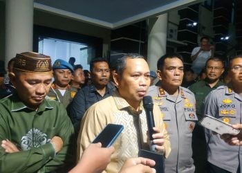 Penjagub Gorontalo Ismail Pakaya saat memberikan keterangan pers pasca aksi unjuk rasa rusuh di Marisa, Pohuwato, Kamis (21/9/2023).