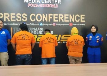 Tiga tersangka IS, FB lan LW diamankan Direktorat Polairud Polda Gorontalo terkait penyelundupan BBM bersubsidi