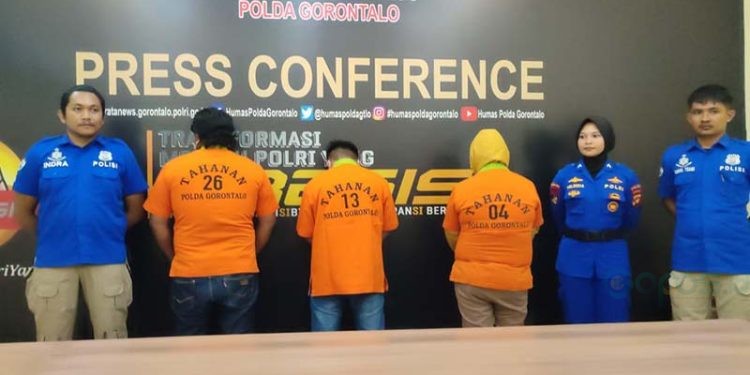 Tiga tersangka IS, FB lan LW diamankan Direktorat Polairud Polda Gorontalo terkait penyelundupan BBM bersubsidi