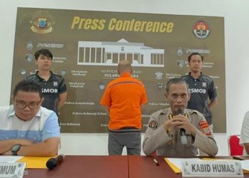 Polda Sulut menggelar konferensi pers terkait pengungkapan kasus pengancaman dan pemerasan di perguruan tinggi di Kota Manado, Jumat (8/9/2023). (Dok Humas Polda Sulut)