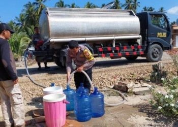 Proses penyaluran air bersih oleh Polres Pohuwato di Desa Taluduyunu Utara, Sabtu (30/9/2023).