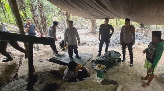 Jajaran Polsek Tilongkabila saat membongkar tempat penyulingan cap tikus di Desa Tunggulo, Kecamatan Tilongkabila, Bone Bolango, Selasa (12/9/2023).