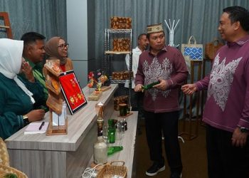 Penjabat Gubernur Gorontalo, Ismail Pakaya (tengah) bersama Kepala Perwakilan Bank Indonesia Provinsi Gorontalo, Dian Nugraha, meninjau produk kerajinan yang ditampilkan pada Hulonthalo Art and Craft Festival 2023 di Grand Palace Convetion Center Kota Gorontalo, Jumat (15/9/2023). (Dok. BI Gorontalo)
