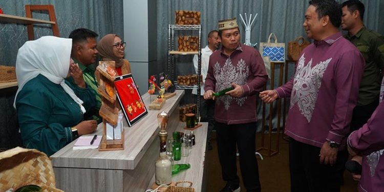 Penjabat Gubernur Gorontalo, Ismail Pakaya (tengah) bersama Kepala Perwakilan Bank Indonesia Provinsi Gorontalo, Dian Nugraha, meninjau produk kerajinan yang ditampilkan pada Hulonthalo Art and Craft Festival 2023 di Grand Palace Convetion Center Kota Gorontalo, Jumat (15/9/2023). (Dok. BI Gorontalo)