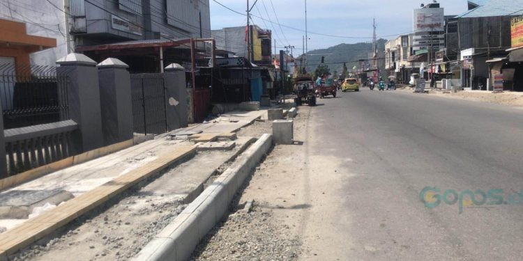 Pembangunan jalan dan drainase di Jl. Nani Wartabone (eks Jl. Panjaitan) yang masih berlangsung sampai dengan saat ini, Rabu (27/9/2023).(Rama/gopos)