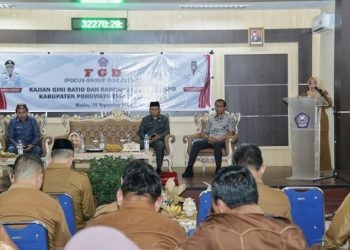 Wakil Bupati Pohuwato, Suharsi Igirisa saat memberikan sambutan pembukaan FGD Kajian Gini Ratio dan Rancangan Awal RPJPD Kabupaten Pohuwato Tahun 2025-2045 yang berlangsung di Aula Bapedda Pohuwato, Selasa (19/9/2023). (F Humas Pemda Pohuwato)