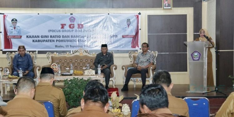 Wakil Bupati Pohuwato, Suharsi Igirisa saat memberikan sambutan pembukaan FGD Kajian Gini Ratio dan Rancangan Awal RPJPD Kabupaten Pohuwato Tahun 2025-2045 yang berlangsung di Aula Bapedda Pohuwato, Selasa (19/9/2023). (F Humas Pemda Pohuwato)