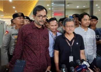 Rocky Gerung selesai diperiksa terkait kasus dugaan fitnah, ujaran kebencian, dan penyebaran berita bohong atau hoaks terhadap Presiden Jokowi di Bareskrim Polri, Rabu (13/9/2023). (Suara.com/M. Yasir)