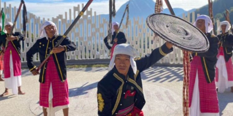 Tari Tandang Mendet. (foto Antara)