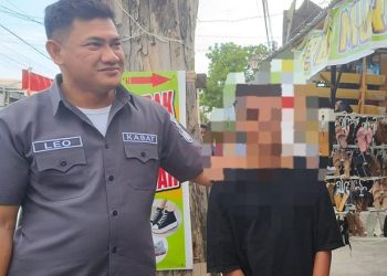 Kasat Reskrim Polresta Gorontalo, Kompol Leonardo Widharta, mengapit korban penganiyaan pelajar di Taman Kota Gorontalo, Selasa (19/9/2023)