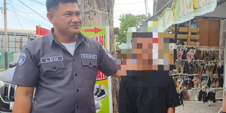 Kasat Reskrim Polresta Gorontalo, Kompol Leonardo Widharta, mengapit korban penganiyaan pelajar di Taman Kota Gorontalo, Selasa (19/9/2023)