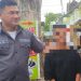 Kasat Reskrim Polresta Gorontalo, Kompol Leonardo Widharta, mengapit korban penganiyaan pelajar di Taman Kota Gorontalo, Selasa (19/9/2023)