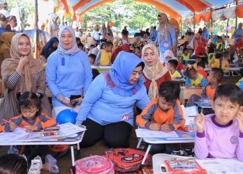 Wakil Bupati Pohuwato Suharsi Igirisa melihat hasil karya anak-anak, memeriahkan hari anak Nasional, berlangsung di Lapangan hijau Desa Lemito, Kecamatan Lemito Kabupaten Pohuwato, Selasa 19/09/2023 (F Humas Pemda Pohuwato)
