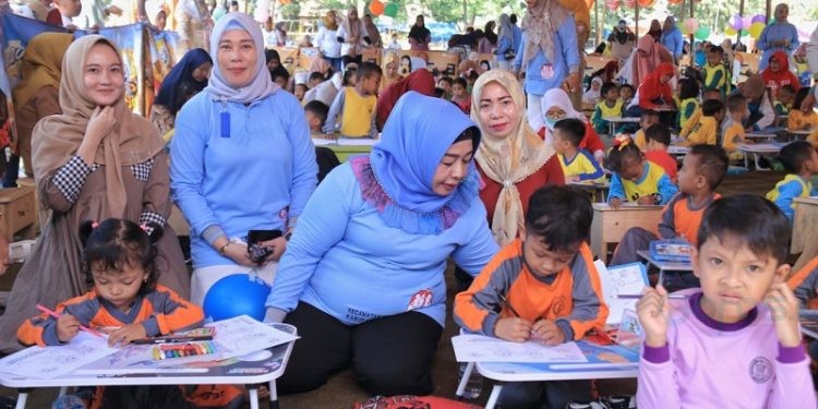 Wakil Bupati Pohuwato Suharsi Igirisa melihat hasil karya anak-anak, memeriahkan hari anak Nasional, berlangsung di Lapangan hijau Desa Lemito, Kecamatan Lemito Kabupaten Pohuwato, Selasa 19/09/2023 (F Humas Pemda Pohuwato)
