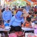 Wakil Bupati Pohuwato Suharsi Igirisa melihat hasil karya anak-anak, memeriahkan hari anak Nasional, berlangsung di Lapangan hijau Desa Lemito, Kecamatan Lemito Kabupaten Pohuwato, Selasa 19/09/2023 (F Humas Pemda Pohuwato)