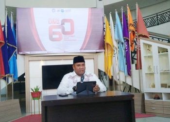 Rektor UNG, Eduart Wolok memberikan keterangan pers terkait kebijakan mahasiswa lulus tanpa skrispsi, Jumat (1/9/2023) (muhajir/gopos)