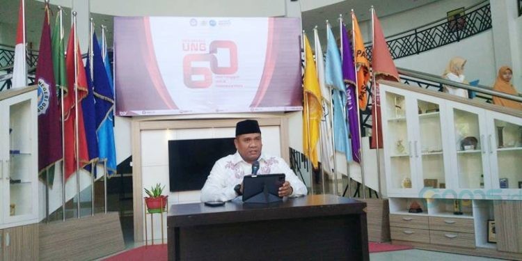 Rektor UNG, Eduart Wolok memberikan keterangan pers terkait kebijakan mahasiswa lulus tanpa skrispsi, Jumat (1/9/2023) (muhajir/gopos)