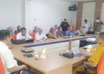 Tim pansus ranperda penyelenggaraan perizinan berusaha di daerah, DPRD Provinsi Gorontalo membahas pelayanan publik di Kantor Dinas Penanaman Modal dan PTSP Kabupaten Bone Bolango, Selasa (5/9/2023). (muhajir/gopos)