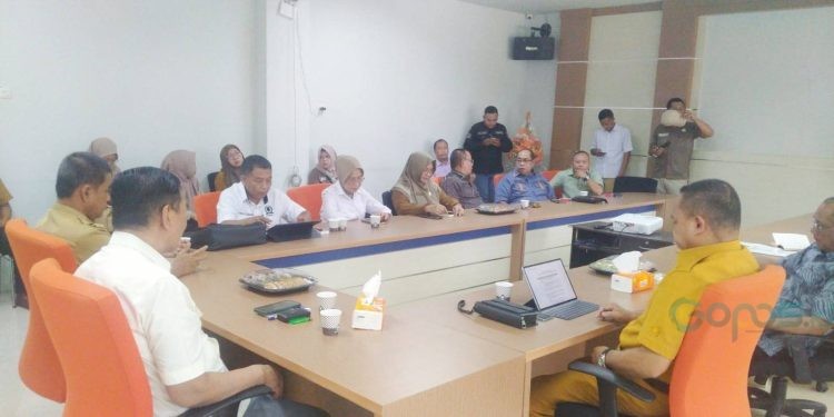 Tim pansus ranperda penyelenggaraan perizinan berusaha di daerah, DPRD Provinsi Gorontalo membahas pelayanan publik di Kantor Dinas Penanaman Modal dan PTSP Kabupaten Bone Bolango, Selasa (5/9/2023). (muhajir/gopos)