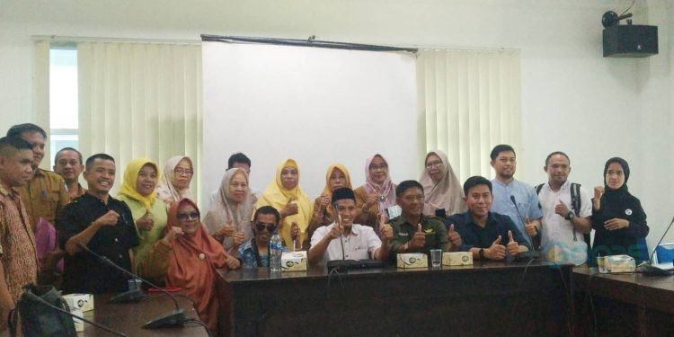 Ketua Pansus Ranperda Difabel berpose bersama pegiat dan penyandang disbalitias usai membahasa ranperda perlindungan dan pemenuhan hak disabilitas, Senin (4/9/2023) (muhajir/gopos)