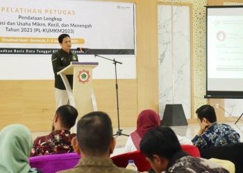 Kepala BPS Provinsi Gorontalo, Mukhamad Mukhanif memberikan sambutan pada kegiatan Pelatihan Petugas PL-KUMKM BPS Kabupaten Gorontalo Utara Tahun 2023, bertempat di El-Madinah Hotel Mess Haji Gorontalo, Selasa (05/09/23). (hms/bps)