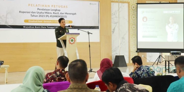 Kepala BPS Provinsi Gorontalo, Mukhamad Mukhanif memberikan sambutan pada kegiatan Pelatihan Petugas PL-KUMKM BPS Kabupaten Gorontalo Utara Tahun 2023, bertempat di El-Madinah Hotel Mess Haji Gorontalo, Selasa (05/09/23). (hms/bps)