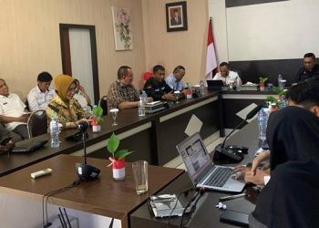 Tim Pansus Ranperda penyelenggaraan perizinan berusaha di daerah DPRD Provinsi Gorontalo saat melaksanakan kunjungan kerja di Kantor Dinas Penanaman Modal dan PTSP Provinsi Gorontalo, Rabu (6/9/2023). (hms/deprov)