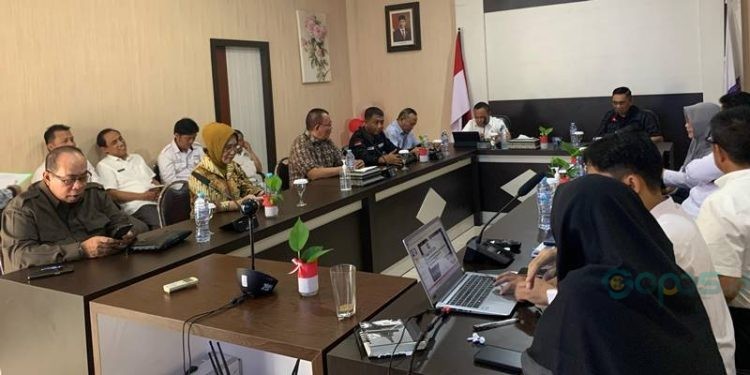 Tim Pansus Ranperda penyelenggaraan perizinan berusaha di daerah DPRD Provinsi Gorontalo saat melaksanakan kunjungan kerja di Kantor Dinas Penanaman Modal dan PTSP Provinsi Gorontalo, Rabu (6/9/2023). (hms/deprov)