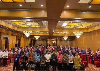 Bupati Hamim Pou didampingi Kepala BKPD, Iwan Mustapa dan para narasumber serta peserta saat foto bersama pada Bimtek Pengelolaan Keuangan Daerah di Swiss-Bellhotel Maleosan Manado, Kamis (7/9/2023). (Foto Sandi/Diskominfo)