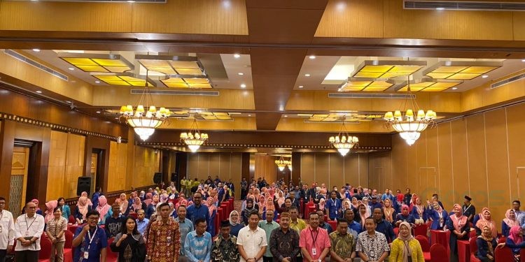 Bupati Hamim Pou didampingi Kepala BKPD, Iwan Mustapa dan para narasumber serta peserta saat foto bersama pada Bimtek Pengelolaan Keuangan Daerah di Swiss-Bellhotel Maleosan Manado, Kamis (7/9/2023). (Foto Sandi/Diskominfo)