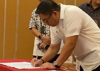 Bupati Hamim Pou saat menandatangani Perjanjian Kerjasama Kartu Kredit Pemerintah Daerah (KKPD) dengan BSG Tahun 2023 di Swiss-Bellhotel Maleosan Manado, Kamis (7/9/2023). (Foto Sandi/Diskominfo)