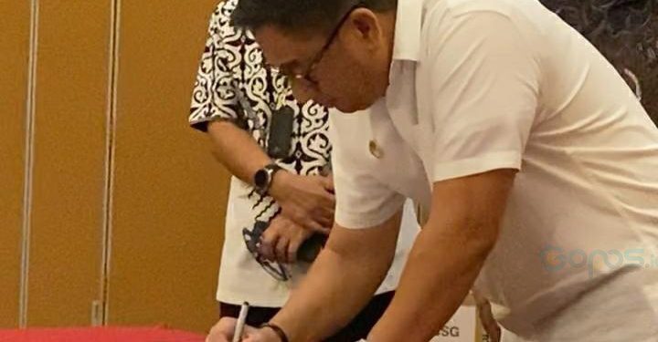 Bupati Hamim Pou saat menandatangani Perjanjian Kerjasama Kartu Kredit Pemerintah Daerah (KKPD) dengan BSG Tahun 2023 di Swiss-Bellhotel Maleosan Manado, Kamis (7/9/2023). (Foto Sandi/Diskominfo)