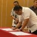 Bupati Hamim Pou saat menandatangani Perjanjian Kerjasama Kartu Kredit Pemerintah Daerah (KKPD) dengan BSG Tahun 2023 di Swiss-Bellhotel Maleosan Manado, Kamis (7/9/2023). (Foto Sandi/Diskominfo)