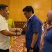 Bupati Hamim Pou saat menyematkan tanda peserta kepada peserta Bimbingan Teknis Pengelolaan Keuangan Daerah Kabupaten Bone Bolango di Swiss-Bellhotel Maleosan Manado, Kamis (7/9/2023). (Foto Sandi/Diskominfo)