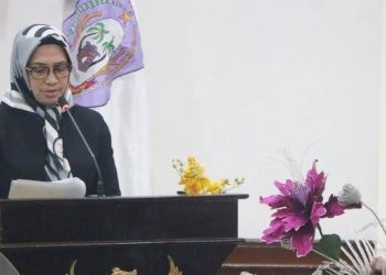 Anggota Fraksi Golkar DPRD Provinsi Gorontalo, Meyke Camaru membacakan pandangan fraksi tentang Ranperda APBD 2024, Senin (11/9/2023) (hengki/hms)