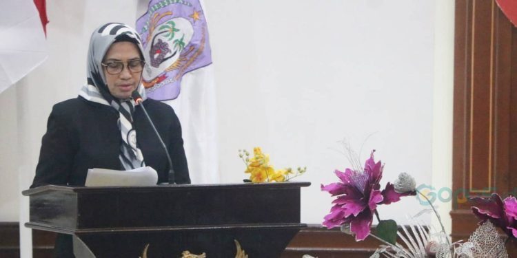 Anggota Fraksi Golkar DPRD Provinsi Gorontalo, Meyke Camaru membacakan pandangan fraksi tentang Ranperda APBD 2024, Senin (11/9/2023) (hengki/hms)
