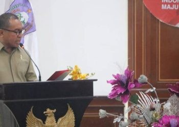 Ketua Fraksi PDI-P DPRD Provinsi Gorontalo, La Ode Haimudin membacakan pandangan fraksi tentang Rancangan APBD 2024, Senin (11/9/2023) (hengki/hms)