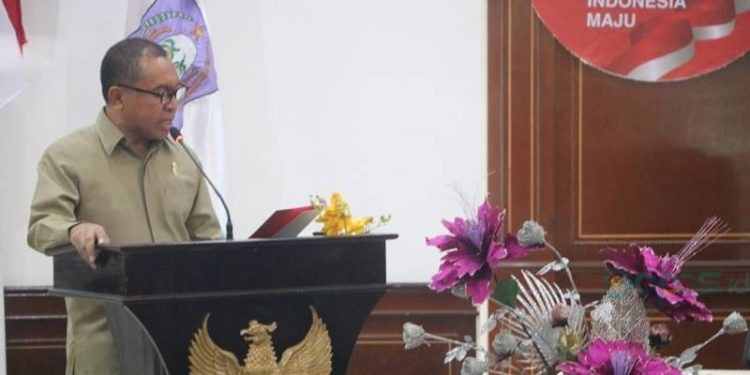 Ketua Fraksi PDI-P DPRD Provinsi Gorontalo, La Ode Haimudin membacakan pandangan fraksi tentang Rancangan APBD 2024, Senin (11/9/2023) (hengki/hms)