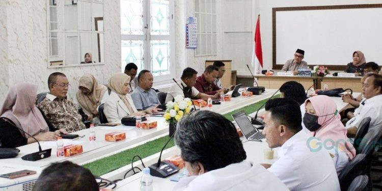 Kunjungan tim pansus DPRD Provinsi Gorontalo di Dinas Penanaman Modal dan PTSP Jawa Timur, Rabu (13/9/2023) (hms/gopos)