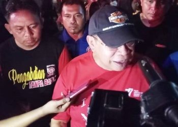 Adhan Dambea diwawancarai awak media saat meninjau kebakaran di Jalan H.B Jassin (eks Agus Salim) Kelurahan Dulalowo, Kecamatan Kota Tengah, Kota Gorontalo ludes terbakar, Ahad (17/9/2023) (rama/gopos)