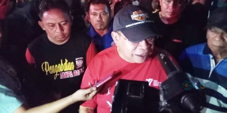 Adhan Dambea diwawancarai awak media saat meninjau kebakaran di Jalan H.B Jassin (eks Agus Salim) Kelurahan Dulalowo, Kecamatan Kota Tengah, Kota Gorontalo ludes terbakar, Ahad (17/9/2023) (rama/gopos)