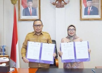 Penjabat Gubernur Gorontalo, Ismail Pakaya bersama Rektor UNBITA Gorontalo, Dr. Ellys Rachman usai menandatangani kerja sama, Selasa (19/9/2023) (dok. unbita)